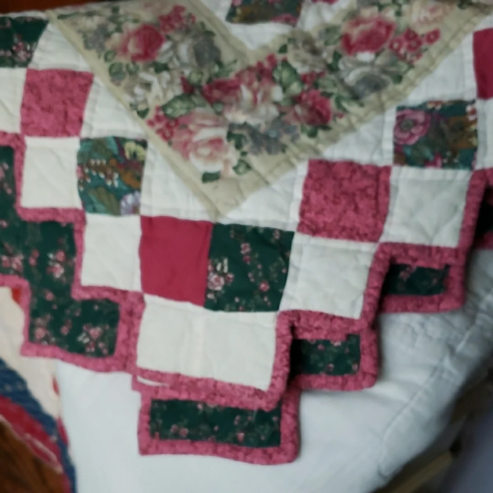 Elegant Floral Patchwork Quilt - Green and Pink